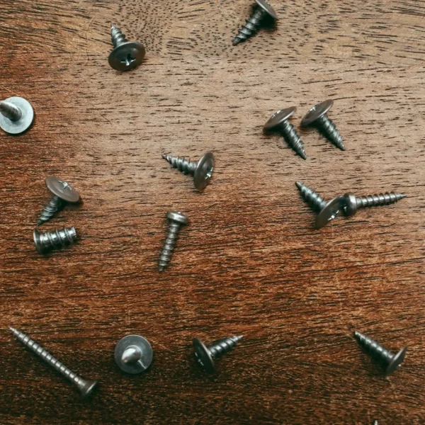 Wkręty na ciemnym drewnie, widok z góry