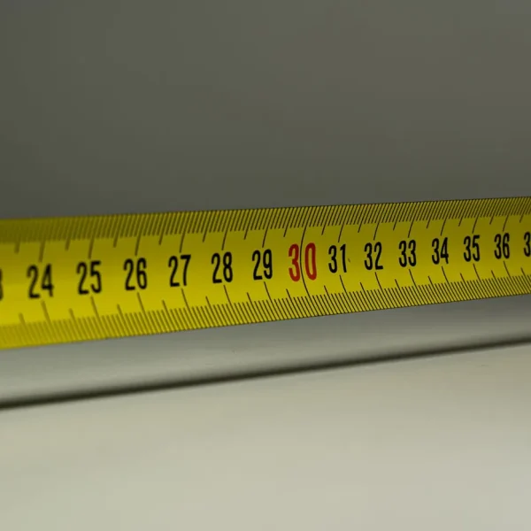 Zbliżenie żółtej taśmy mierniczej ze skalą w centymetrach